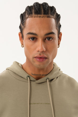 Stands Out in A Crowd İmzalı Cep Detaylı Erkek Hoodie - Haki