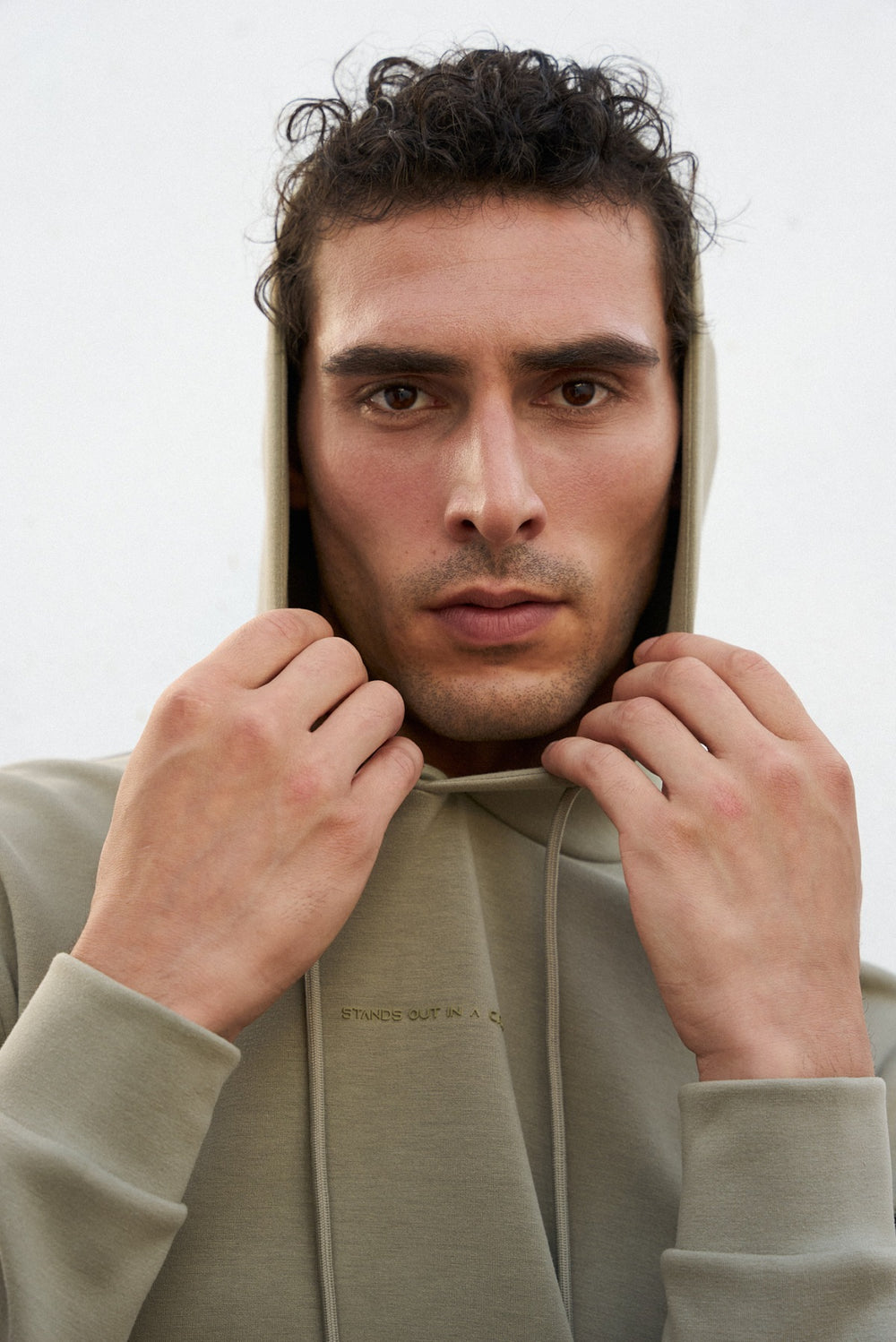 Stands Out in A Crowd İmzalı Cep Detaylı Erkek Hoodie - Haki