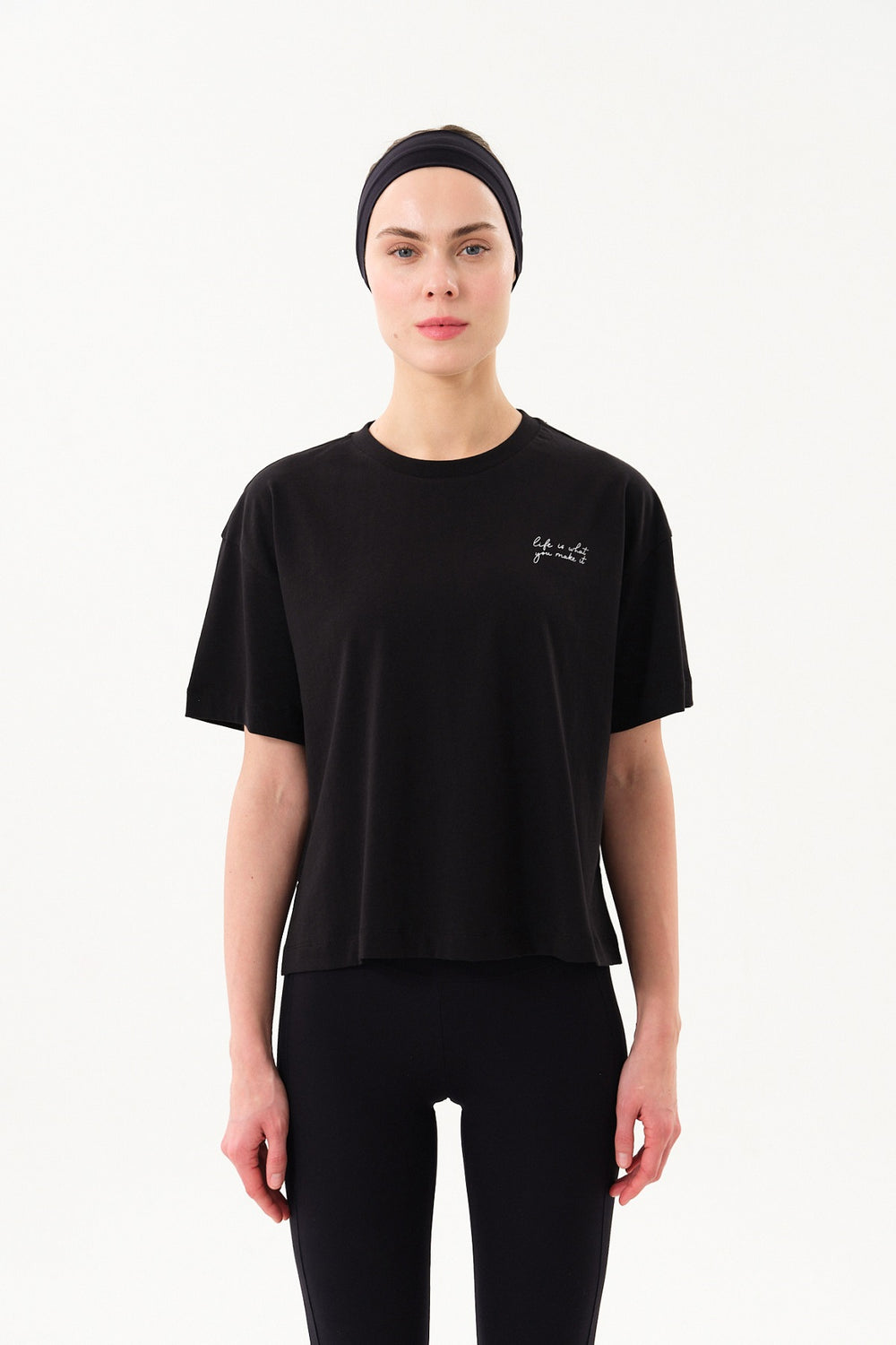 Yırtmaç Detaylı Baskılı Kadın Bisiklet Yaka T-shirt - Siyah