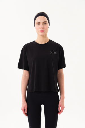 Yırtmaç Detaylı Baskılı Kadın Bisiklet Yaka T-shirt - Siyah