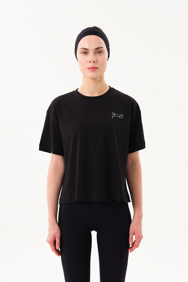 Yırtmaç Detaylı Baskılı Kadın Bisiklet Yaka T-shirt - Siyah