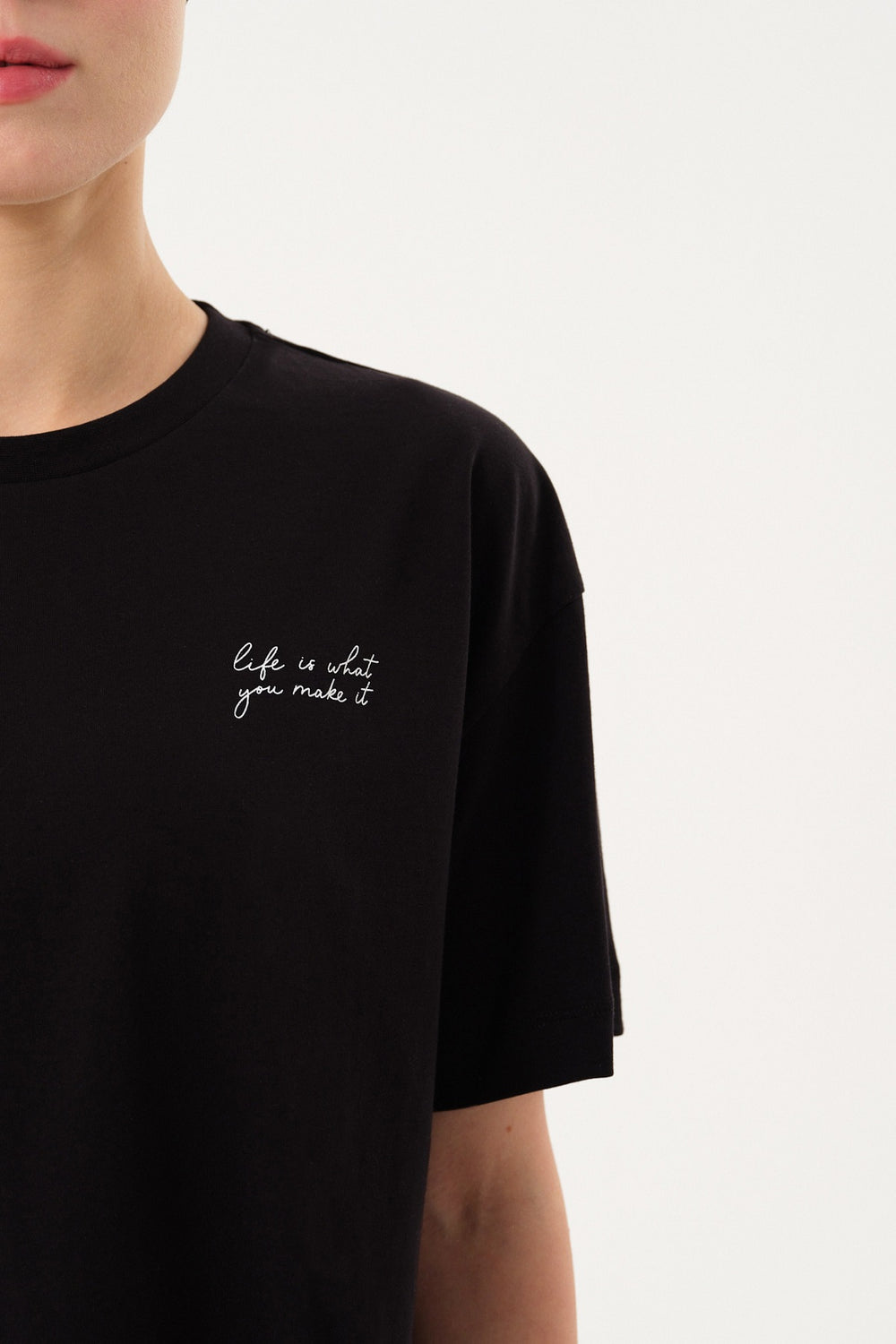 Yırtmaç Detaylı Baskılı Kadın Bisiklet Yaka T-shirt - Siyah
