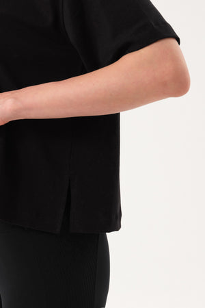 Yırtmaç Detaylı Baskılı Kadın Bisiklet Yaka T-shirt - Siyah